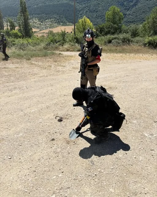 Jugadores de airsoft en el campo con el monte navarro al fondo
