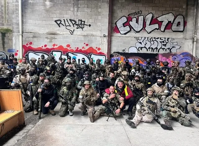 Foto de grupo de la asociación de airsoft Black Wolves Navarra