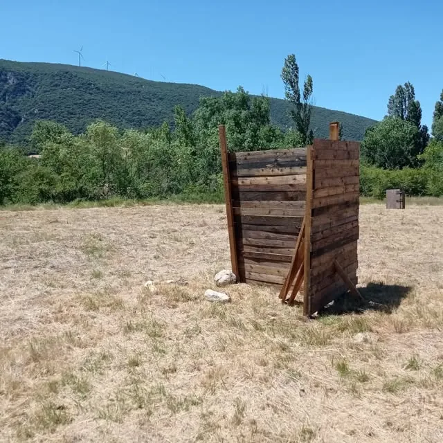 Barricada de madera en el campo de airsoft